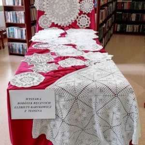 pokaż obrazek - Wystawa prac szydełkowych Pani Elżbiety Bartkowicz z Teosina.