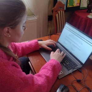 pokaż obrazek -  Studentka pielęgniarstwa Pani Weronika, który korzysta z terminala Academiki w naszej bibliotece.