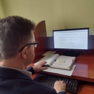 pokaż obrazek -  Pierwszy czytelnik Pan Jacek, korzystający z terminala Academiki w naszej bibliotece.