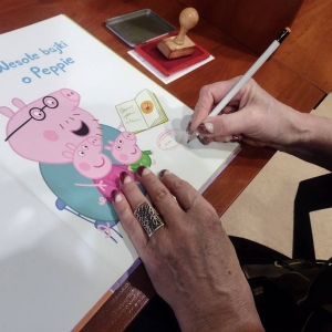 pokaż obrazek - Pieczętowanie każdej nabytej książki na trzech stronach.