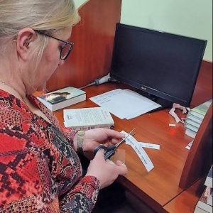 pokaż obrazek - Drukowanie i naklejanie kodów kreskowych na każdą wprowadzoną książkę.