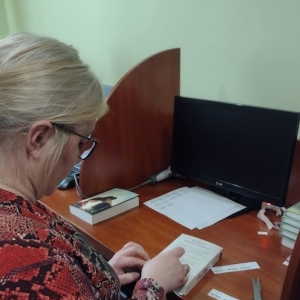 pokaż obrazek - Drukowanie i naklejanie kodów kreskowych na każdą wprowadzoną książkę.