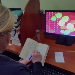 pokaż obrazek - Zakładanie kart do książek.