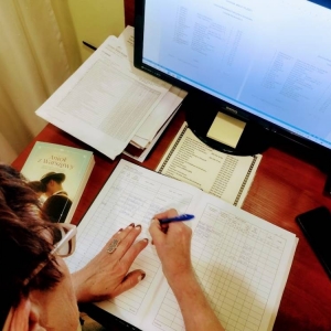 pokaż obrazek - Wpisanie każdej książki do księgi inwentarzowej, nadanie jej odpowiedniego numeru i klasyfikacji dziesiętnej.