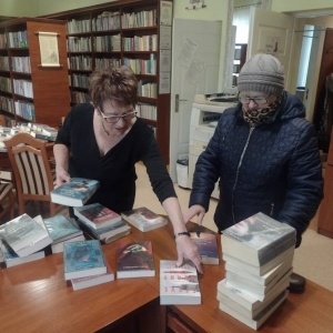 pokaż obrazek - Tak opracowane i przygotowane książki w końcu trafiają w ręce czytelników