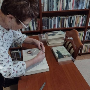 pokaż obrazek - Okładanie książek folią.