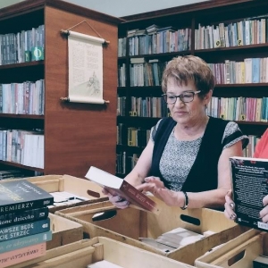 pokaż obrazek - Bardzo przyjemna czynność dla bibliotekarza -wybór książek do biblioteki.