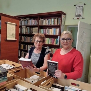 pokaż obrazek - Bardzo przyjemna czynność dla bibliotekarza -wybór książek do biblioteki.