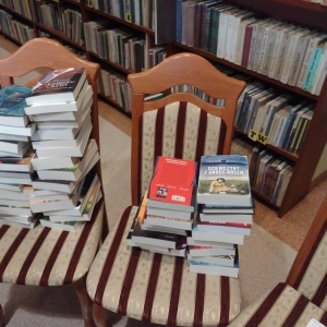 pokaż obrazek - Wizyta w bibliotece przedstawiciela handlowego z hurtowni ,, Sprzedaż Dobrej Książki 