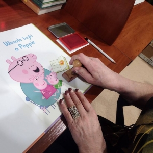 pokaż obrazek - Pieczętowanie każdej nabytej książki na trzech stronach.