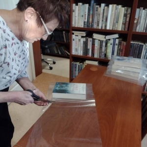 pokaż obrazek - Okładanie książek folią.