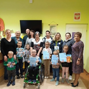 pokaż obrazek - Grupowe zdjęcie wszystkich uczestników konkursu z rodzicami.