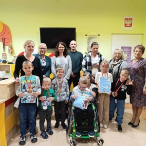 pokaż obrazek - Grupowe zdjęcie uczestników z rodzicami i babcią.