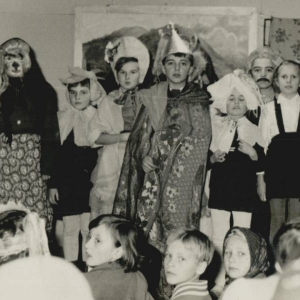 pokaż obrazek - Przedstawienie w Szkole Podstawowej w Okopach.Piąta z lewej Grazyna Niemczuk obok stoi Henryk Grześ.Pierwszy z  lewej Henryk Masełko.Na środku zdjęcia stoi Krzysztof Dyczko.