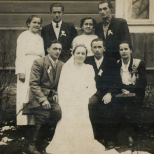 pokaż obrazek - Janina Kamińska i Tadeusz Gajor na ślubnym kobiercu.Wolice 1954.Stojąca nad Panną Młodą młodziutka Kazimiera Michałek -Majdiuk
