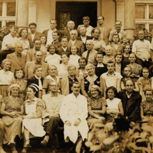 pokaż obrazek - Długopole Zdrój -1956 rok. Druga od lewej siedzi Kazimiera Majdiuk