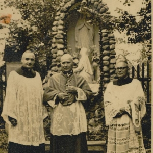 pokaż obrazek - Świerże -pierwszy  z prawej Ksiądz Franciszek Barczak .Lata 60 -te.