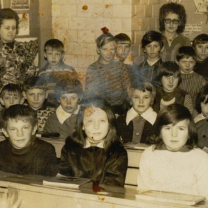 pokaż obrazek - Kazimiera Majdiuk i Szczółko Halina w Szkole Podstawowej w Okopach .Pierwsza z prawej Renata Kozłowska