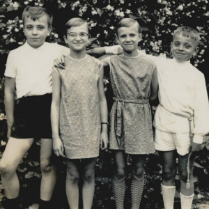 pokaż obrazek - I Komunia Święta, Od prawej Dariusz Majdiuk, Basia Majdiuk ,Krysia Majdiuk i Lech Majdiuk