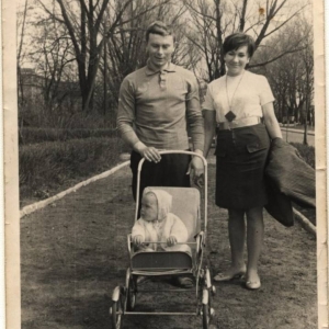 pokaż obrazek - Kochanej Tosi na pamiątkę ślą Rozinowie z córeczką.