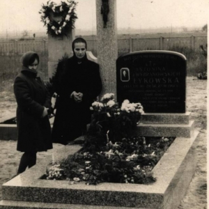 pokaż obrazek - Teresa Łykowska z matką przy grobie babci.