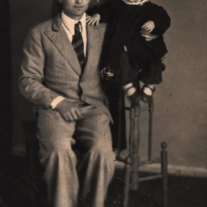 pokaż obrazek - Na wieczną pamięc bratu  Grzegorzowi od brata Janka, wraz z żoną Aleksandrą i córką Kazią  rok 1957