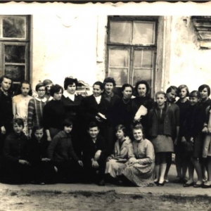 pokaż obrazek - Uczniowie VII klasy Szkoły Podstawowej mieszczącej się wówczas w Pałacu Suchodolskich w Dorohusku lata 60 -te. Czwarta od lewej w stojącym rzędzie Halina Szpetko.