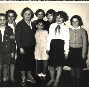 pokaż obrazek - Uczennice VII klasy Szkoły Podstawowej w Dorohusku z nauczycielką Panią Gauszewską, lata 60 -te.