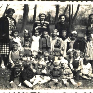 pokaż obrazek - Dzieci z Przedszkola w Dorohusku lata 50- te. Pierwsza z prawej Pani Aniela Iwankiewicz.