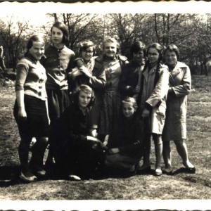 pokaż obrazek - Młodzież dorohuska lata 60 - te. Trzecia od lewej Halina Szpetko.