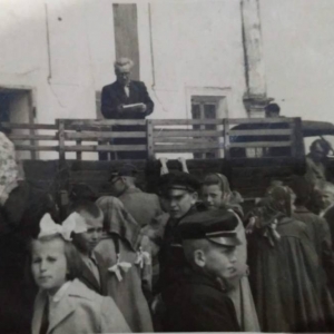 pokaż obrazek - Władysław Ułanowski nauczyciel z Teosina przemawia na wiecu 1 maja. Lata 50 -te.