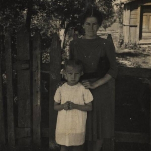 pokaż obrazek - Marianna Koniuszewska z córką Hanią, Dorohusk lata 60 -te.