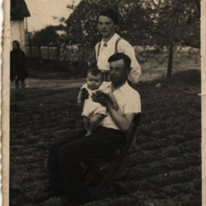 pokaż obrazek - Henryka i Stanisław Koniuszewscy z synem Andrzejem -Świerże -1945 rok.