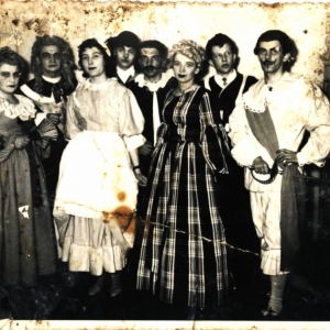 pokaż obrazek - Pierwsza z lewej Pani Henryka Petruk z domu Koniuszewska. Wodewil - wystawiany w Pałacu Suchodolskich w  Dorohusku w 1957 roku. Opiekunem grupy teatralnej był Pan Kazimierz Derkacz z Okop.