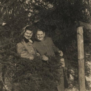 pokaż obrazek - Feliksa Kapelewicz z koleżanką - Dubienka lata 50 -te.