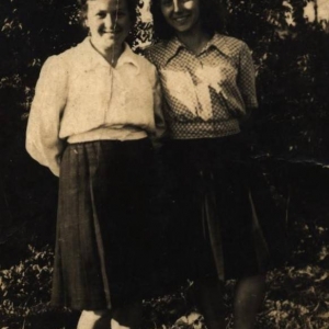 pokaż obrazek - Od lewej Izabela Sułek lata 50 -te.