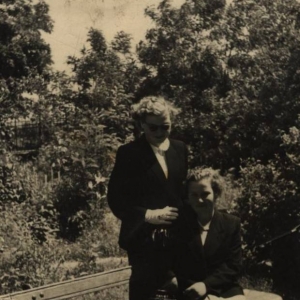 pokaż obrazek - Siedząca na ławce Henryka Koniuszewska. Zdjęcie wykonane w Rejowcu ,lata 60 -te.