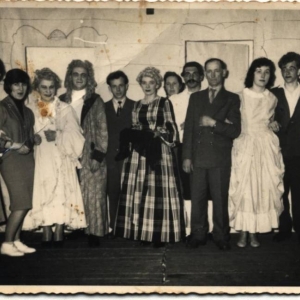 pokaż obrazek - Wodewil - wystawiany w Pałacu Suchodolskich w  Dorohusku w 1957 roku. Opiekunem grupy teatralnej był Pan Kazimierz Derkacz z Okop. Trzecia z lewej Pani Henryka Petruk z domu Koniuszewska .