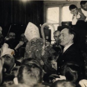 pokaż obrazek - Zabawa choinkowa- Pałac Suchodolskich lata 60- te. Pierwsza z prawej Stefania Dąbrowska obok, Świętego Mikołaja Kazimierz Derkacz. Na górze pierwszy z prawej Krzysztof Koniuszewski.