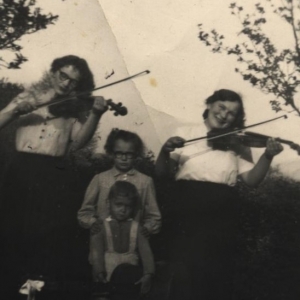 pokaż obrazek - Od lewej Stefania Dąbrowska i Henryka Koniuszewska. Dzieci to Grażyna i Waldek Dąbrowscy .