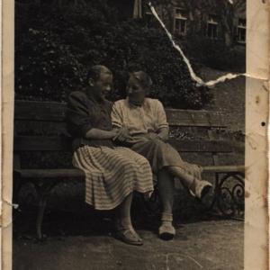 pokaż obrazek - Alicja Wymiatał z koleżanką w sanatorium w Otwocku ok.1950 rok.