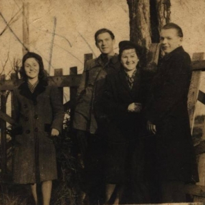 pokaż obrazek - Izabela Sułek, Zdzisław Koniuszewski, Henryka, Zbigniew Sułek - Dorohusk lata 50 -te.