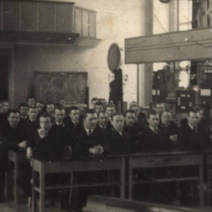 pokaż obrazek - Pierwszy rząd, drugi od lewej Franciszek Petruk podczas kursu na dyżurnego ruchu w Lublinie. 1970 rok.