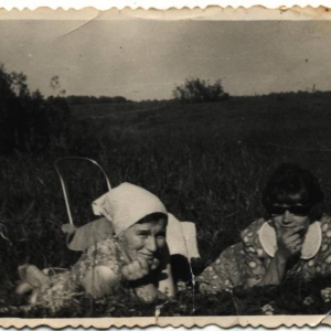 pokaż obrazek - Henryka Petruk i Anna Lisek - w tle nadbużańskie łąki. Dorohusk 1965 rok.