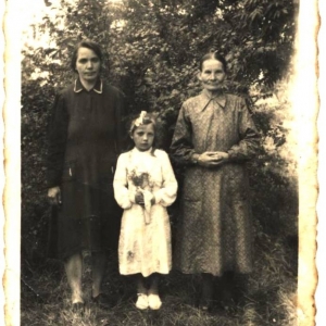 pokaż obrazek - Od lewej stoją Maria Stachniuk z babcią Rozalią Stachniuk, Do Pierwszej Komunii Świętej przystępuje Jadwiga Stachniuk -Dorohusk 1955 rok.