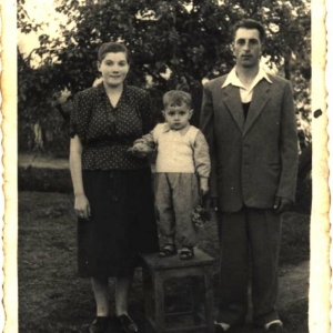 pokaż obrazek - Państwo Martyniukowie z synem Henrykiem. Husynne -1954 rok