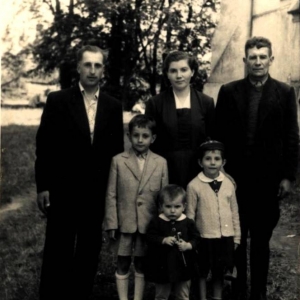 pokaż obrazek - Od lewej Jan Martyniuk, Janina Martyniuk, Jan Stachniuk. Dzieci na zdjęciu to Henio , Ewa i Renia