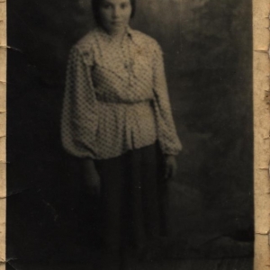 pokaż obrazek - Janina Stachniuk - siedemnastoletnia dziewczyna. Zdjęcie zrobione w Dubience.