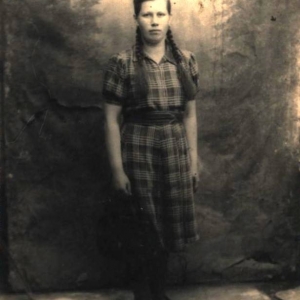 pokaż obrazek - Janina Stachniuk jako piętnastoletnia dziewczyna. Zdjęcie zrobione w Dubience.