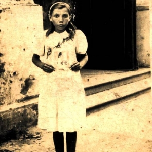 pokaż obrazek - Stachniuk Janina zdjęcie komunijne zrobione przed Kościołem w Dorohusku ok.1944 rok.